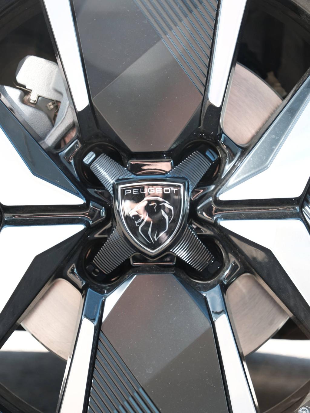 明日も、明後日も。 208 HYBRID となら、毎日のドライブがひとつ上の悦びへ――♪