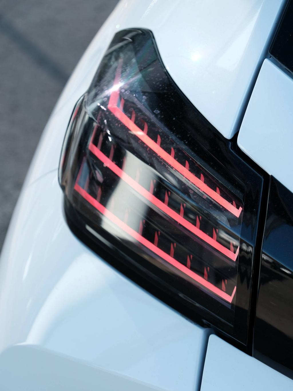 明日も、明後日も。 208 HYBRID となら、毎日のドライブがひとつ上の悦びへ――♪