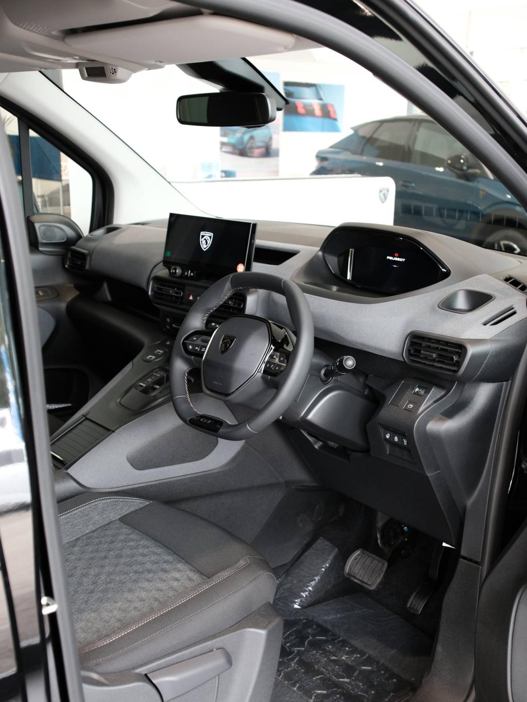 PEUGEOT NEW YEAR FAIR は明日まで！