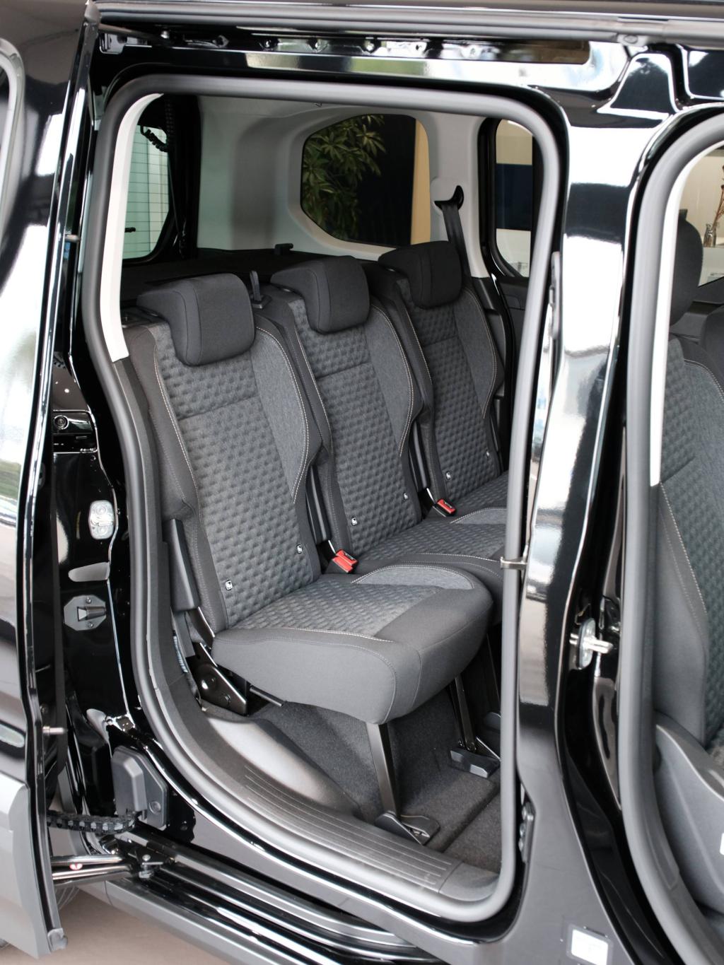 PEUGEOT NEW YEAR FAIR は明日まで！