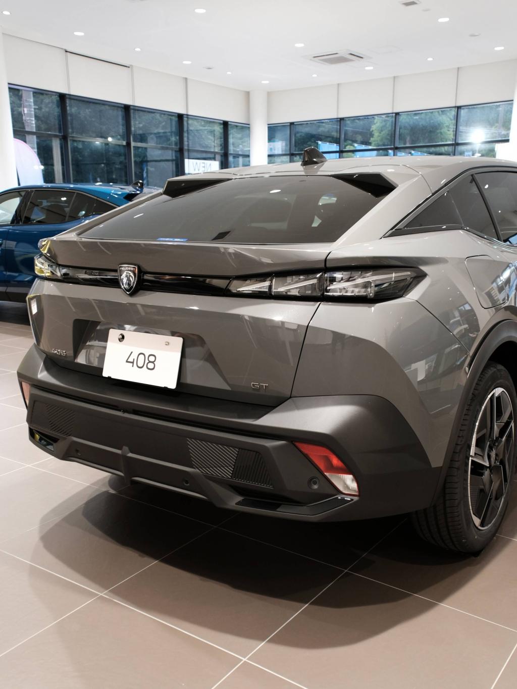 光と影で魅了する“Selenium Grey”を纏った限定車