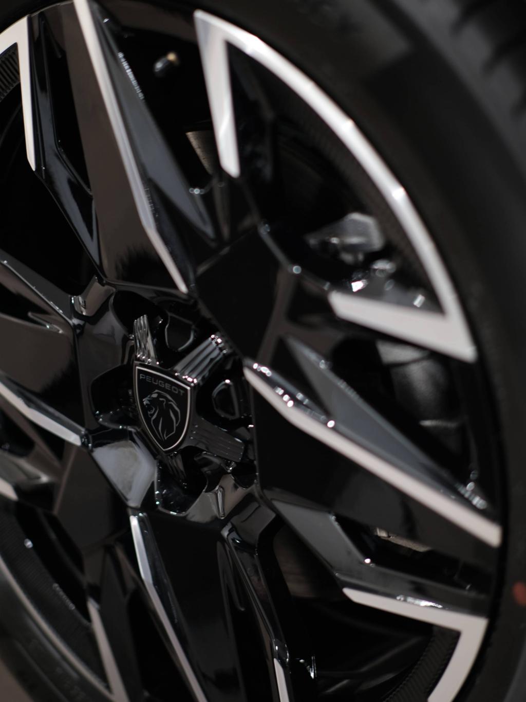 NEW PEUGEOT 5008＆キャンペーン情報♪