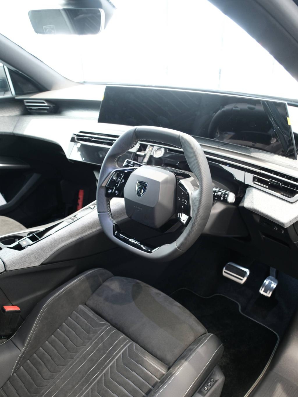 NEW PEUGEOT 5008＆キャンペーン情報♪